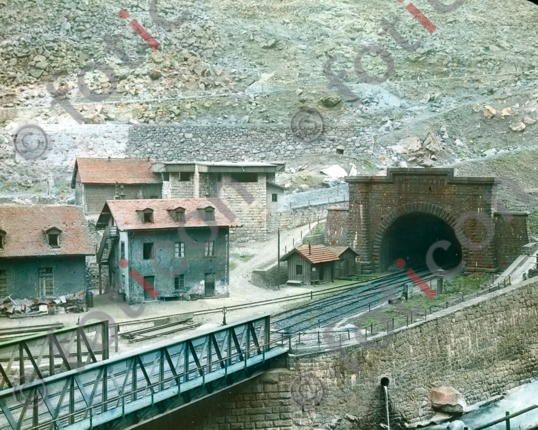 Einfahrt in den Gotthardtunnel | Entrance into the Gotthard tunnel - Foto foticon-simon-147-002.jpg | foticon.de - Bilddatenbank für Motive aus Geschichte und Kultur